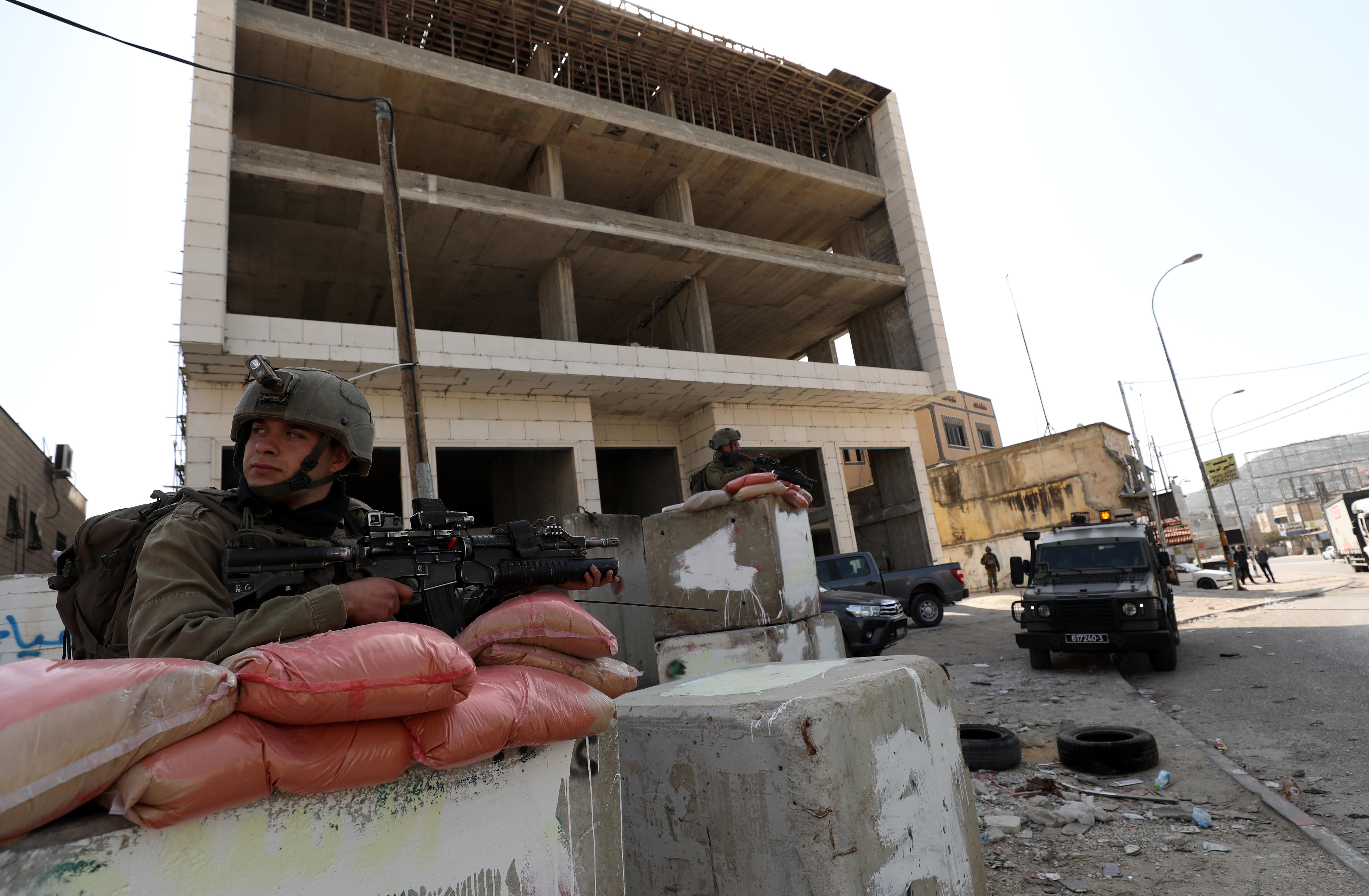 قوات الاحتلال الإسرائيلي تواصل إغلاق بلدة حوارة جنوب نابلس (تصوير: أيمن النوباني/وفا)